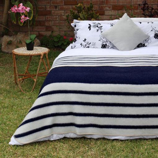 Manta Gruesa de Lana de Alpaca - Manta de Lana de Alpaca de Alta Calidad para Camping al Aire Libre o Uso en Interiores | Mantas Suaves de Lana de Alpaca Peruana (Azul Marino/Ivory, Twin) - Imagen 4