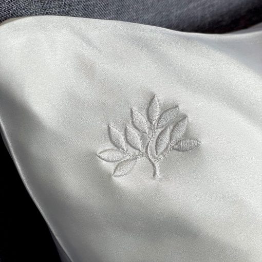 Set de Regalo de Funda de Almohada y Antifaz de Seda Mulberry Park - 100% Grado 6A, 22 Momme Seda de Morera Charmeuse - Funda de Almohada Tamano Queen con Cierre de Cremallera Oculta (20" x 30"), Blanco/Morado - Imagen 8