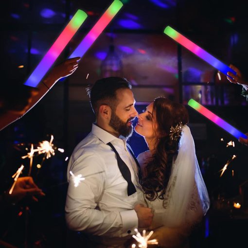 Blu7ive 100 + 2 Pack Palos Luminosos de Espuma a Granel, Paquete de Fiestas, Suministros de Fiesta, 3 Modos de Destello Glow in The Dark, Palos Luminosos para Bodas Raves Acampadas al Aire Libre - Imagen 6