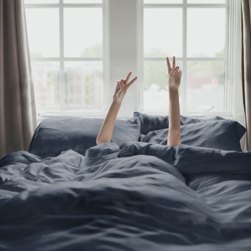 Juego de sabanas KICKEE, 100% Viscosa de Bambu, Tela de Saten, Ropa de cama sedosa para un confort celestial, Mejor recuento de hilos de 300 (Azul Suede, Tamano California King) - Imagen 2
