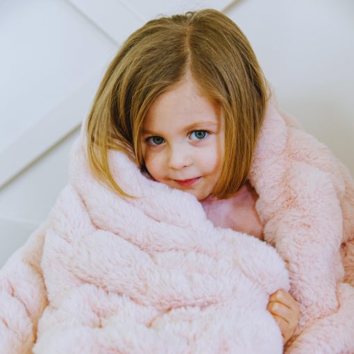 Manta de Piel Sintetica Disenos Minky - Extra Suave, Esponjosa y Peluda para Sofa, Cama o Decoracion del Hogar - Perfecta para Adultos, Adolescentes y Ninos (Chic | Rosa Flores) - Imagen 2