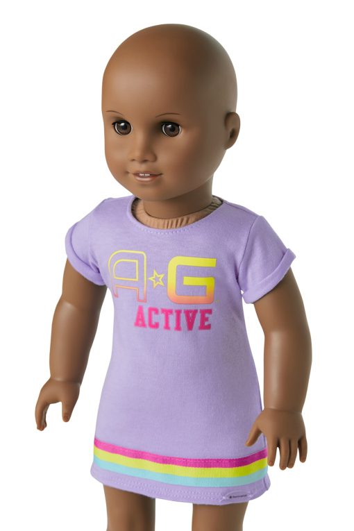 Muneca American Girl Truly Me de 18 pulgadas #114 con Ojos Marrones, Sin Pelo, Piel Oscura, Vestido Morado Estampado de Camiseta, Para Ninas de 6+ anos - Imagen 2