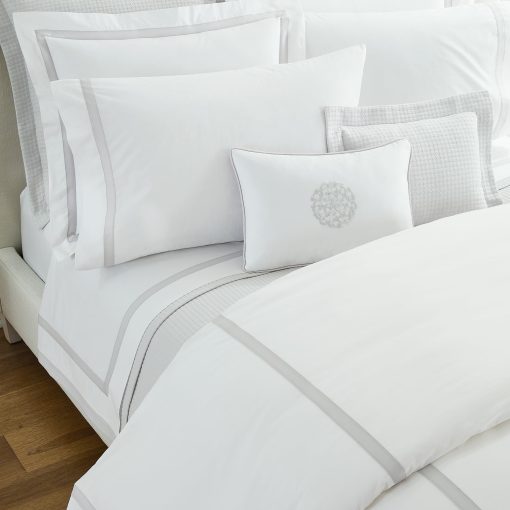 Juego de Sabanas Queen Sferra Estate Collection - 100% Algodon de Larga Fibra de 200 Hilos por Pulgada Percale con Detalles de Saten - Ropa de Cama Refrescante, Suave y Transpirable, Juego de 4 Piezas, Blanco/Mar - Imagen 5