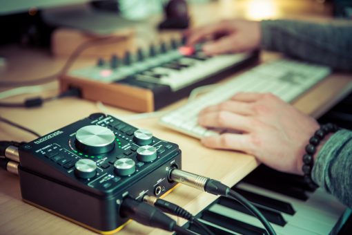 Arturia - AudioFuse - Interfaz de Audio Compacta y Versatil con Software Creativo para Grabacion, Produccion, Podcasting, Guitarra - Imagen 6