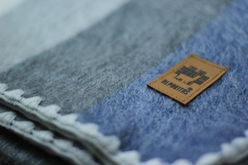 Manta de Lana de Alpaca - Manta de Cama Tamano Queen - Mantas de Alpaca - Mejor Regalo & Manta Calida, Ligera, para Sofa o Campamento - Manta de Exterior - 87 x 64 pulgadas (Gris y Azul) - Imagen 6
