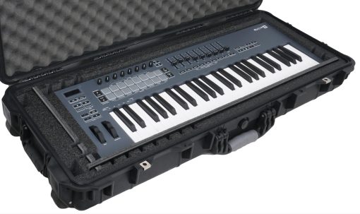 Estuche para teclado de 37-49 Notas Case Club para teclados de hasta 32.5" L x 11.5" W x 3.25" H - Estuche resistente, impermeable, a prueba de aplastamiento, con ruedas, y con capacidad de envio. Estuche rodante con cerradura de servicio pesado aprobado por lineas aereas