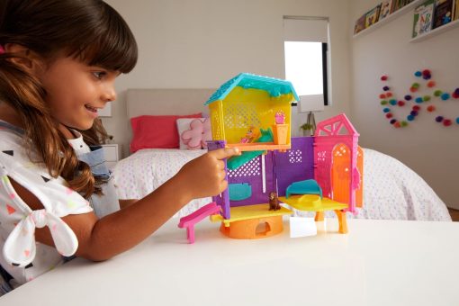 Clubhouse Super Secreto de Polly Pocket de 2 Niveles con Dormitorio, Cocina, Tobogan, Muneca Polly de 3 pulgadas, Figura de Perro Peaches, Sofa, Silla, Accesorios de Pastel; Para Edades de 4 y mas - Imagen 7