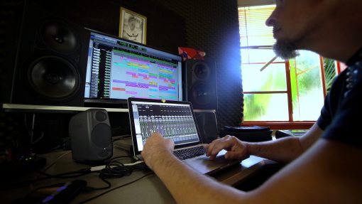 IK Multimedia iLoud Micro Monitor Altavoces de estudio portatiles Bluetooth inalambricos de 50 vatios, Monitor de referencia de estudio para produccion musical, mezcla, masterizacion, composicion, produccion y DJs - Imagen 8