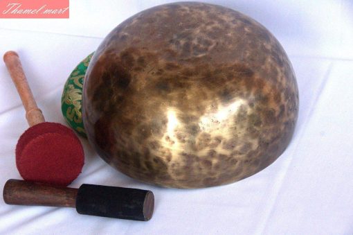 Tazon de canto tibetano de meditacion antiguo terminado a mano con martillo raiz y om Chakra C 9 pulgadas - Tazon de yoga de Nepal - Imagen 3
