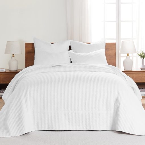 Levtex Home - Juego de Colchas de Cruces Blancas Brillante - Colcha Acolchada Queen y Dos Fundas Estandar - Diseno de Cruces Blancas - Colcha (104X106 pulgadas) y Funda (20x26 pulgadas) - Algodon