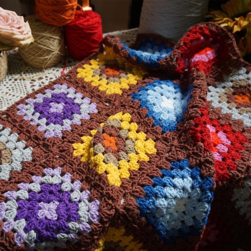 Manta hecha a mano de ganchillo estilo cuadrado de la abuela para regalo durante todo el año Decoracion de interiores y exteriores Manta de viaje de acento para sofa coche cama sillon sala de estar dormitorio 49" x35" (Marron) - Imagen 2