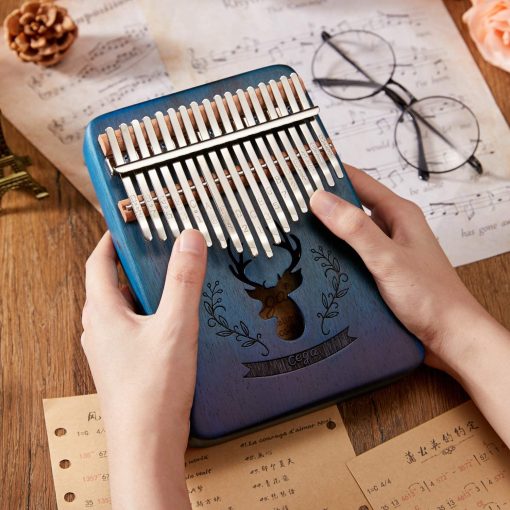 Kalimba TienClef 17 Teclas con Notas Grabadas Patron de Ciervo Portatil Instrumento Musical de Madera Maciza de Caoba con Libro de Musica para Ninos Adultos Principiantes (Azul Degradado) - Imagen 3