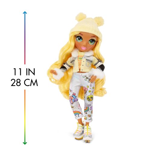 Rainbow High Winter Break Sunny Madison - Muneca de moda amarilla y juego con 2 conjuntos de disenador, par de esquis y accesorios - Imagen 3