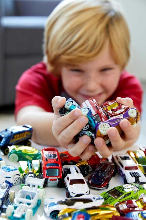 Set de 50 Camiones y Autos de Juguete Hot Wheels, 50-Pack, Escala 1:64, Vehiculos Empaquetados Individualmente, Coleccion Instantanea (Estilos Variados) (Exclusivo de la Marca) - Imagen 2
