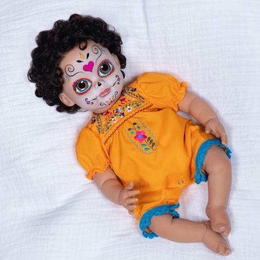 Muneca Paradise Galleries - Nina Dia de Los Muertos 21" Pintura Facial de Calavera con Bordado Tradicional y Cabello Suave, Set de Regalo Azuquita de 3 Piezas para Mayores de 3 anos - Imagen 2