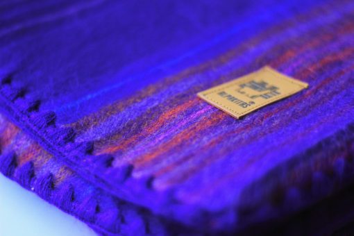 Manta de Lana de Alpaca - Tamaño para Cama - Mantas de Alpaca - Mejor Regalo & Manta Calida, Ligera, Manta para Sofa o Campamento - Manta de Exterior - 64 x 45 Pulgadas (Azul y Morado) - Imagen 4