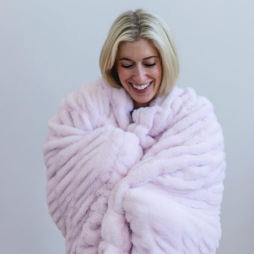 Manta de Piel Sintetica Disenos Minky - Extra Suave, Esponjosa y Peluda para Sofa, Cama o Decoracion del Hogar - Perfecta para Adultos, Adolescentes y Ninos (Chic | Rosa Flores) - Imagen 4