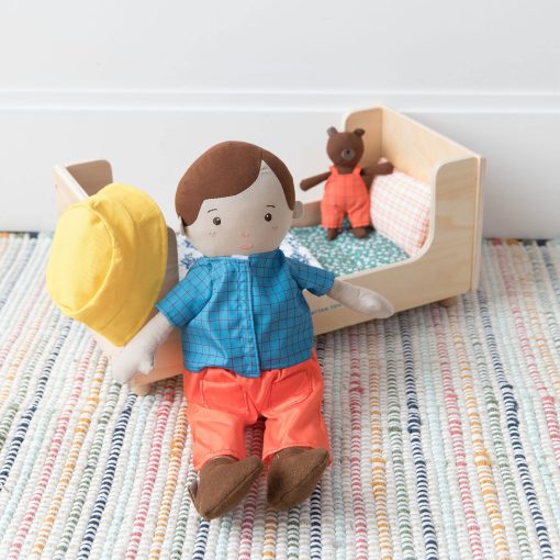 Cama de Juguete de Madera Manhattan Toy Sleep Tight con Almohada y Manta para Munecas y Peluches - Imagen 6