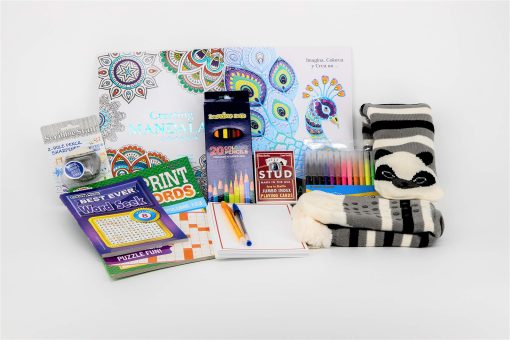 Canasta de regalo divertida para el Dia de la Madre y cumpleanos para mujeres. Paquete de cuidado sin alimentos. Gracias. Pensando en ti. Calcetines peludos. Crucigramas. Libros para colorear para adultos. Actividades con proposito. Pasalo adelante. - Imagen 2