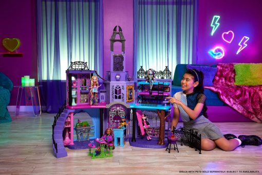 Casa de Munecas Monster High, Set de Juego de la Escuela Secundaria Embrujada con 7 areas de Juego y mas de 35 Piezas para Contar Historias Incluyendo Muebles y Accesorios - Imagen 2