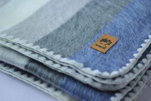 Manta de Lana de Alpaca - Manta de Cama Tamano Queen - Mantas de Alpaca - Mejor Regalo & Manta Calida, Ligera, para Sofa o Campamento - Manta de Exterior - 87 x 64 pulgadas (Gris y Azul) - Imagen 2