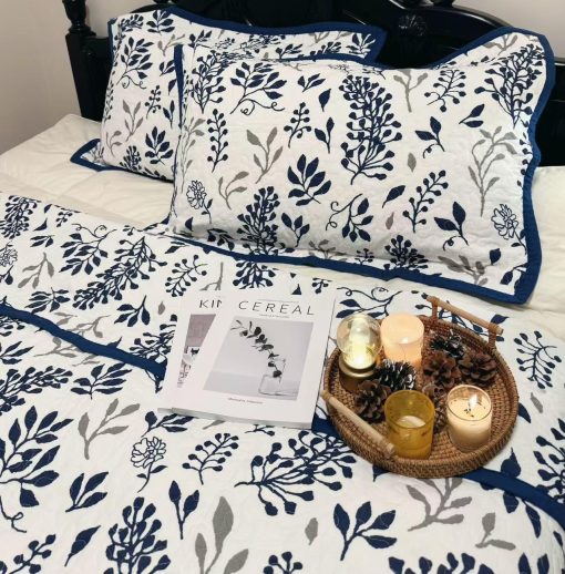 Juego de Edredon Mescore King, Edredon Floral 100% de Algodon Acolchado para Cama King, Juego de Ropa de Cama de Tamano King, Ligero y Reversible, para Cama King, Todas las Estaciones, Azul Marino 3 Piezas - Imagen 4