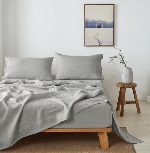 Juego de Sabanas 100% Lino Belga Simple&Opulence con Ribete Hecho a Mano Gris Claro Tamano Queen - 4 Piezas (1 Sabana Plana 1 Sabana Ajustable 2 Fundas de Almohada) - Ropa de Cama de Estilo Granja de Lino Natural - Imagen 5