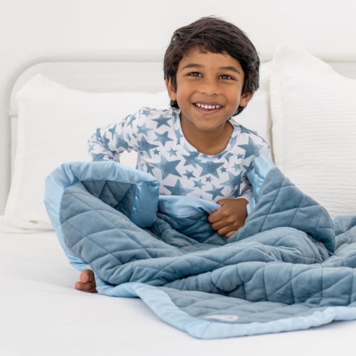 Manta Ponderada DREAMLAND BABY de 4 lb para Niños. Telas Dobles Transpirables con un Lado de Felpa Refrescante y Microfelpa Acogedora en Reverso. Para Edades 3+ y/o 30+ lbs (Azul Oceano) - Imagen 3