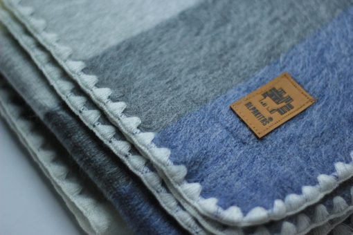 Manta de Lana de Alpaca - Manta de Cama Tamano Queen - Mantas de Alpaca - Mejor Regalo & Manta Calida, Ligera, para Sofa o Campamento - Manta de Exterior - 87 x 64 pulgadas (Gris y Azul) - Imagen 5