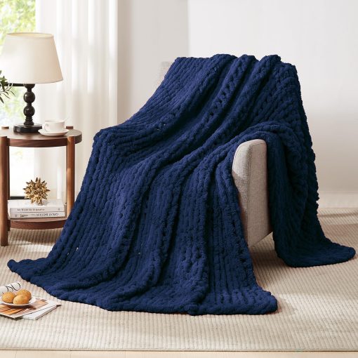 Manta de Punto Grueso L'AGRATY - Manta de Punto Grueso Suave 150x200 cm: 100% Hecha a Mano con Hilo de Chenille, Manta de Ganchillo para Sofa - Manta de Punto Grueso para Decoracion del Hogar (Azul Oscuro) - Imagen 7