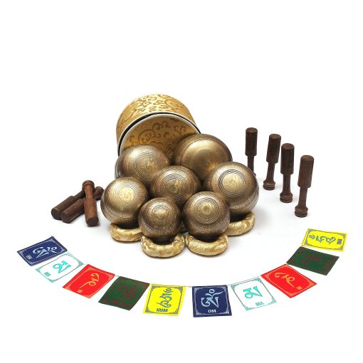 Set de 7 Cuencos Tibetanos ESK GROUP, 3?- 5.2? Cuencos Tibetanos Om Mane Padme Hum, Cuencos Tibetanos del Himalaya, Hechos a Mano, con cojines de seda, 7 palos, bandera y caja de brocado de seda, ESK-06 - Imagen 4