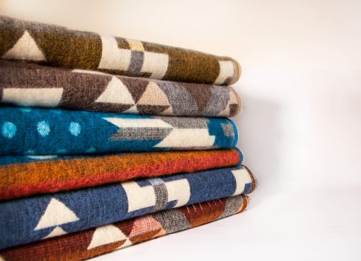 Manta Alpaca ALPAKITAS Inca | Manta tamano King | 90 x 75 pulgadas | Suave, Hipoalergenica y Transpirable | Manta Ecuatoriana Inca | Manta para Exterior (Diseno Ancestral Gris Oscuro) - Imagen 9