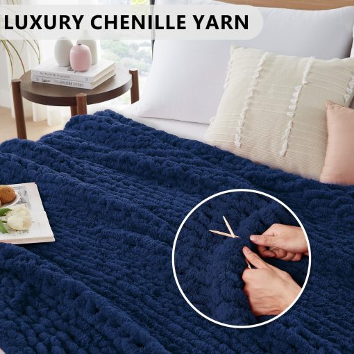 Manta de Punto Grueso L'AGRATY - Manta de Punto Grueso Suave 150x200 cm: 100% Hecha a Mano con Hilo de Chenille, Manta de Ganchillo para Sofa - Manta de Punto Grueso para Decoracion del Hogar (Azul Oscuro) - Imagen 3