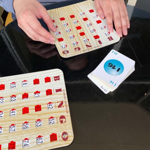 Tarjetas de Bingo MR CHIPS a Prueba de Atascos con Ventanas Deslizantes, 50 Tarjetas de Bingo Reutilizables, 75 Tarjetas de Llamado de Bingo, 1 Tablero Maestro de Bingo en Estilo Madera de Grano de Madera de Granate - Imagen 9