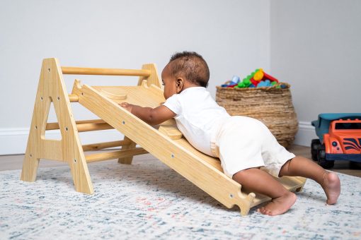 Set de Escalada Montessori Maple 5 en 1 de Avenlur - Gimnasio de Escalada para Bebes - Triangulo Escalador Plegable, Rampa de Escalada, Treparco, Tobogan, Balancin - Gimnasio Interior para Edades de 3 meses a 36 meses - Imagen 6