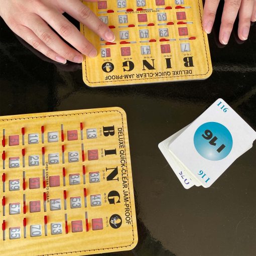 MR CHIPS Cartones de Bingo a Prueba de Atascos con Ventanas Deslizantes, 25 Cartones de Bingo Reutilizables, 75 Cartas de Llamada de Bingo, 1 Tablero Maestro de Bingo en Estilo de Veta de Madera - Imagen 8