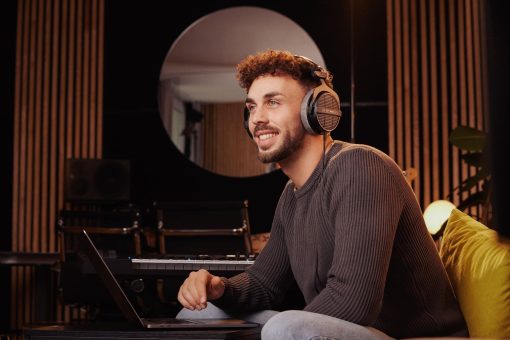 Audifonos de estudio para monitoreo Beyerdynamic DT 990 PRO Over-Ear - Construccion estereo de espalda abierta, con cable (80 Ohm, Gris) - Imagen 3