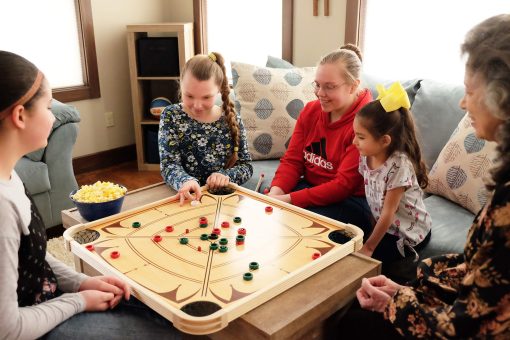 Juego de Mesa Carrom - Juego de Tablero Grande para Adultos y Niños - Mas de 100 Juegos de Mesa para Noche de Juegos en Familia - Todo en un Juego de Mesa - Imagen 2