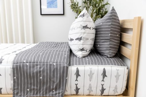 Set de Cama Beddy's Tema Tiburones Blancos para Ninos, Ropa de Cama con Cremallera Duradera, Funda Nordica en una Bolsa, Sabanas y Edredon en Blanco y Gris con Diseno de Tiburon, Incluye Funda de Almohada y Almohada Facil de Hacer y Lavar - Imagen 2