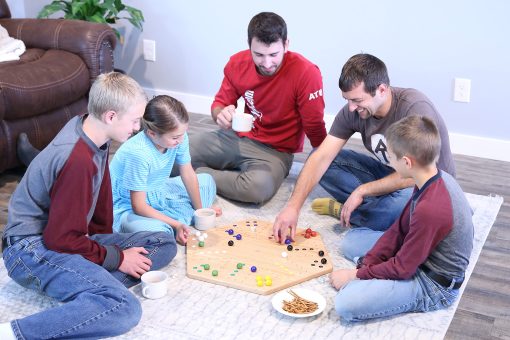 Tablero de juego de canicas de madera Wahoo de AmishToyBox.com - Grande 24" de ancho - Madera de arce macizo - Doble cara - con grandes canicas de 22 mm y dados incluidos - Imagen 4