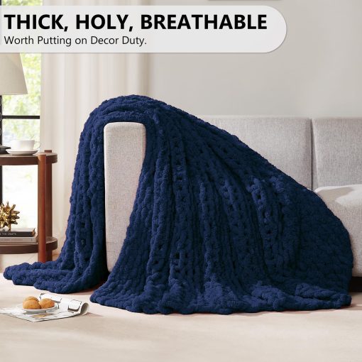 Manta de Punto Grueso L'AGRATY - Manta de Punto Grueso Suave 150x200 cm: 100% Hecha a Mano con Hilo de Chenille, Manta de Ganchillo para Sofa - Manta de Punto Grueso para Decoracion del Hogar (Azul Oscuro) - Imagen 5