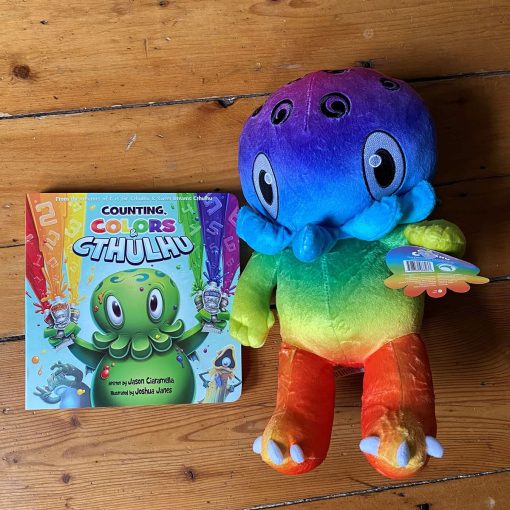 C is for Cthulhu Counting, Colors & Cthulhu Tablero Libro y Peluche Arcoiris Paquete (Peluche Estandar, 12 pulgadas) - Imagen 8