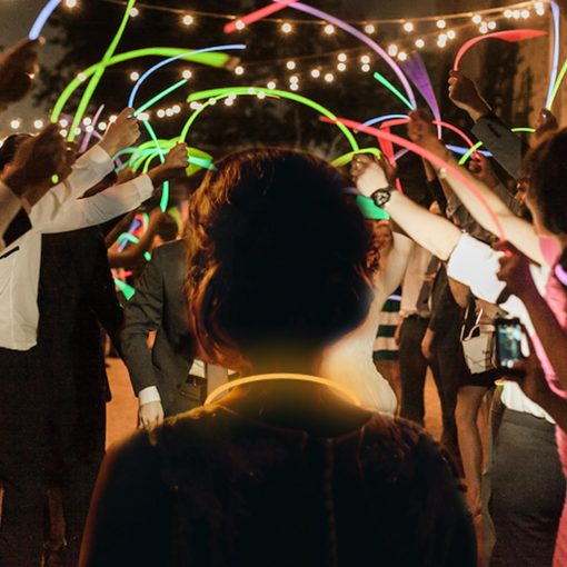 Paquete de 100 Collares luminosos Glow Fever 22'' con Conectores, Palos Luminosos Neon para Fiestas, Festivales, Raves, Conciertos, Cumpleanos y Bodas, Color Rosa - Imagen 8