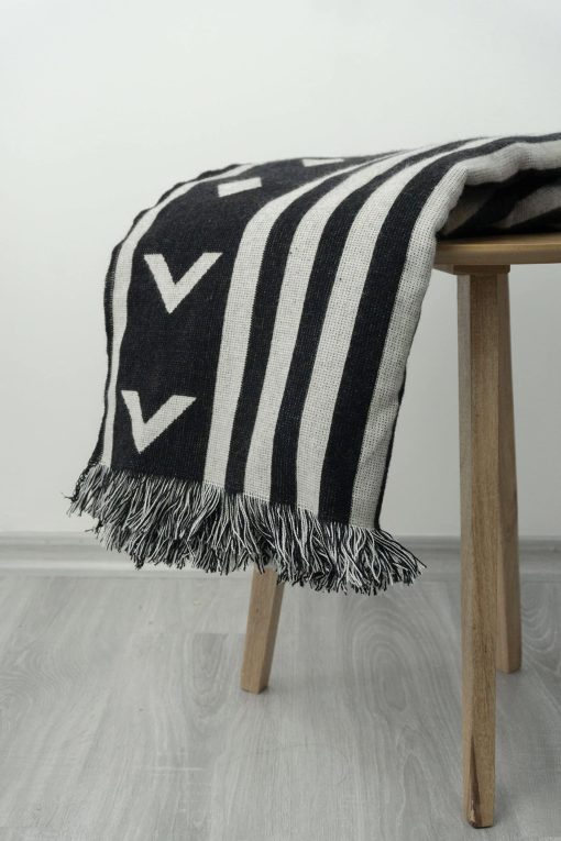 Manta Tejida Boho Farmhouse | Estilo Decorativo Moderno Azteca Occidental | Para Sofa, Cama, Exteriores, Interiores | Rayas, Estetico y Reversible | Manta de Primavera (Negro Obsidiana) - Imagen 3