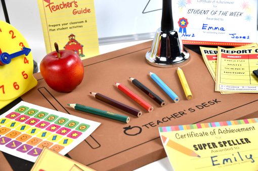 Set de Juegos del Dr. STEM | Juego de Rol de Maestro que Incluye Pizarra Reutilizable, Campana, Boletines de Calificaciones, para Casa o Aula, Mas de 30 Piezas Incluidas, Regalo para Ninos, Set Completo - Imagen 4
