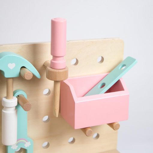 Banco de trabajo de madera Hopscotch Squad con juego de herramientas y accesorios para construir pretendiendo ser un pequeno constructor, juego de construccion Montessori, con martillo, sierra, llave inglesa, destornillador, tornillo de banco de juguete, version rosa - Imagen 3