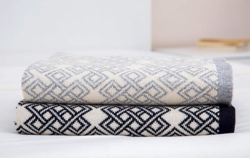 SAOL Aran Soft Bed Scarf de Lana Mezclada de Irlanda con Nudo Celta para Habitacion en Casa Hotel (Azul Marino, King 96"x32") - Imagen 3