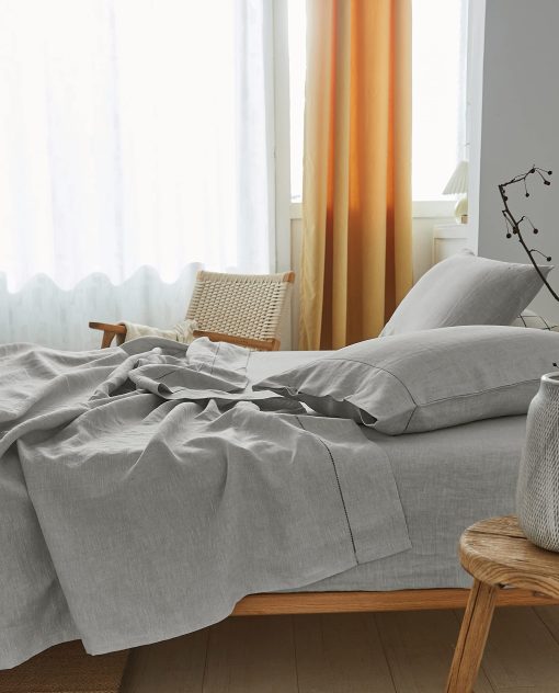 Juego de Sabanas 100% Lino Belga Simple&Opulence con Ribete Hecho a Mano Gris Claro Tamano Queen - 4 Piezas (1 Sabana Plana 1 Sabana Ajustable 2 Fundas de Almohada) - Ropa de Cama de Estilo Granja de Lino Natural - Imagen 6