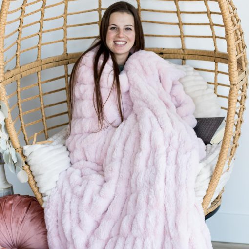 Manta de Piel Sintetica Disenos Minky - Extra Suave, Esponjosa y Peluda para Sofa, Cama o Decoracion del Hogar - Perfecta para Adultos, Adolescentes y Ninos (Chic | Rosa Flores) - Imagen 7