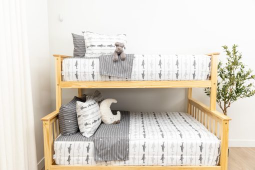 Set de Cama Beddy's Tema Tiburones Blancos para Ninos, Ropa de Cama con Cremallera Duradera, Funda Nordica en una Bolsa, Sabanas y Edredon en Blanco y Gris con Diseno de Tiburon, Incluye Funda de Almohada y Almohada Facil de Hacer y Lavar - Imagen 5